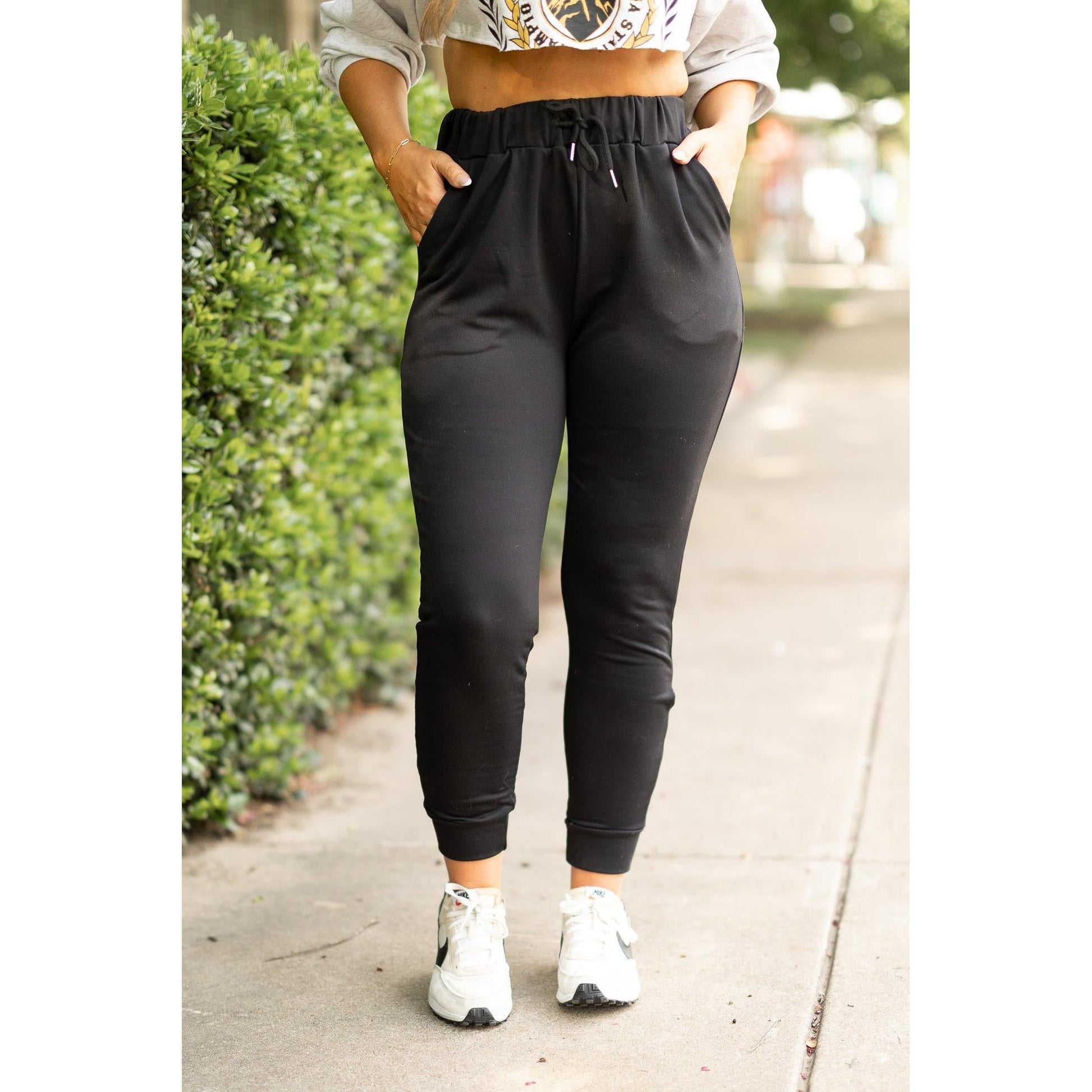Women’s fleece-lined black joggers winter loungewear Soft black joggers with tapered leg and drawstring waist